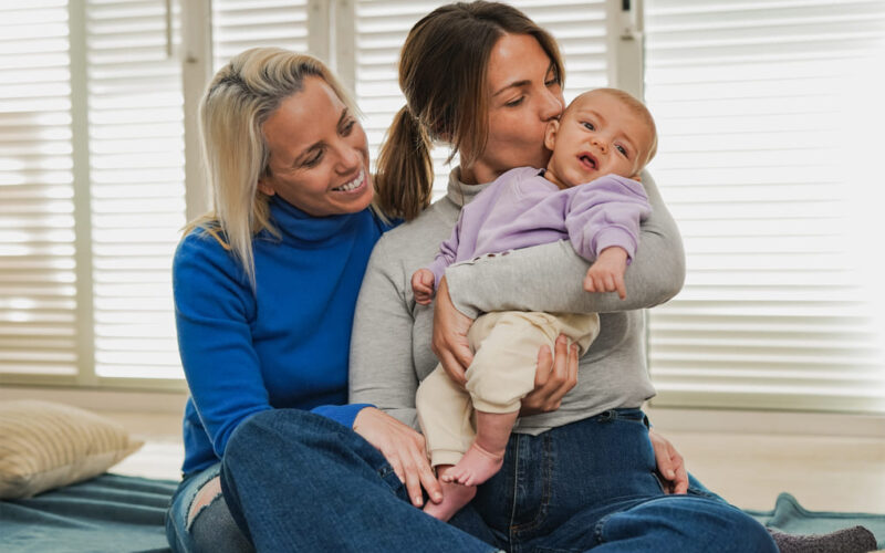 Cómo el método ROPA está transformando la paternidad entre parejas lesbianas en  Santiago de Chile