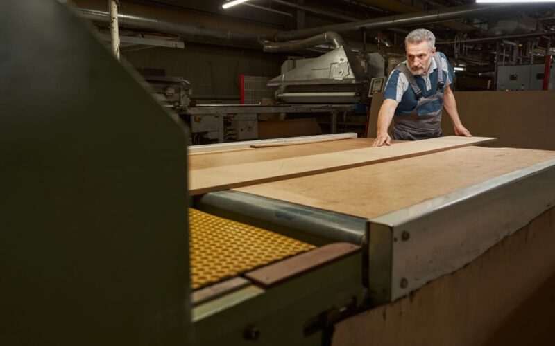 Lámina MDF vs. madera contrachapada: ¿cuál es la mejor opción para tus muebles en Panamá?